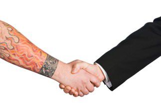 Tatouages au bureau : que dit la loi ?