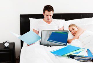 1 salarié sur 3 travaille au lit !