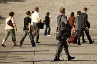 Salaire des cadres : la province comble son retard