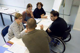 Les organismes spécialisés et les entreprises se mobilisent en faveur de l'emploi des handicapés.