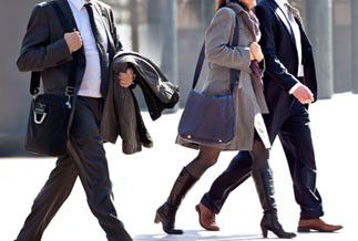L'écart de salaire entre les hommes et les femmes se réduit mais reste très important.