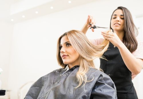 Le secteur de la coiffure recrute en masse : comment y travailler ?