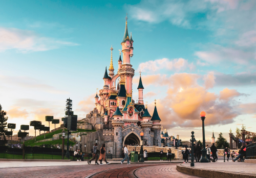 Le parc Disneyland Paris recrute massivement sur l’année 2024