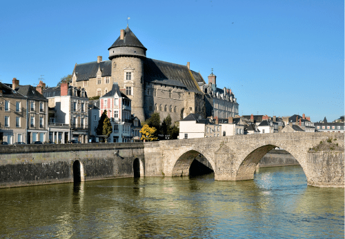 Recrutement original : Noz s'affiche… sur le château de Laval (ou presque) !