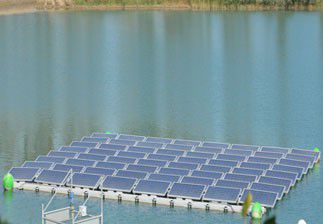 Des panneaux photovoltaïques sur l'eau